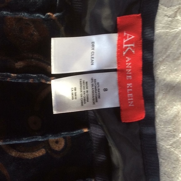 Anne Klein velvet skirt. Size 8 - Picture 2 of 3